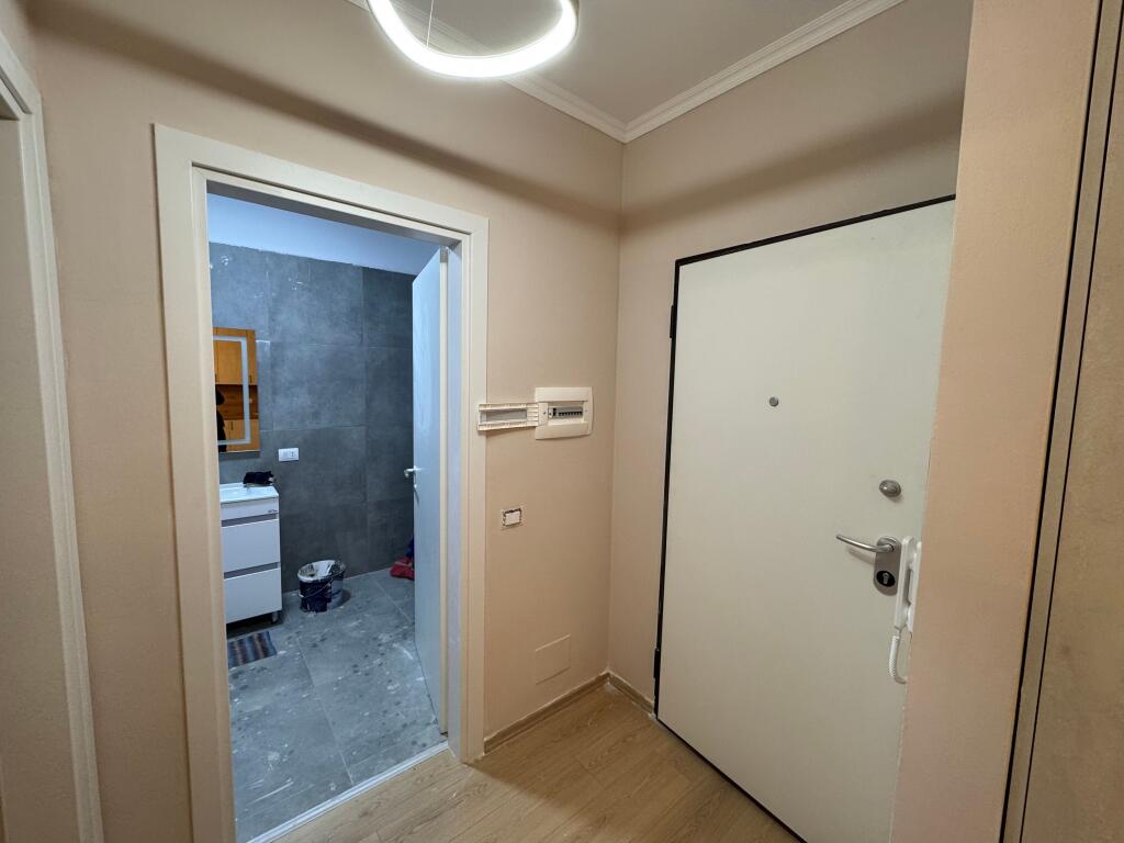 Shitet apartament 1+1 – Jordan Misja, pranë Universitetit Beder  📍 Zona: Jordan Misja, shumë pranë Universitetit Beder 🏢 Kati: 1 🏗️ Pallat i ri (2025) me ashensor 📐 Sipërfaqe: 60 m² 🛋️ Gjendja: Pjesërisht i mobiluar 💶 Çmimi: 155,000 €
