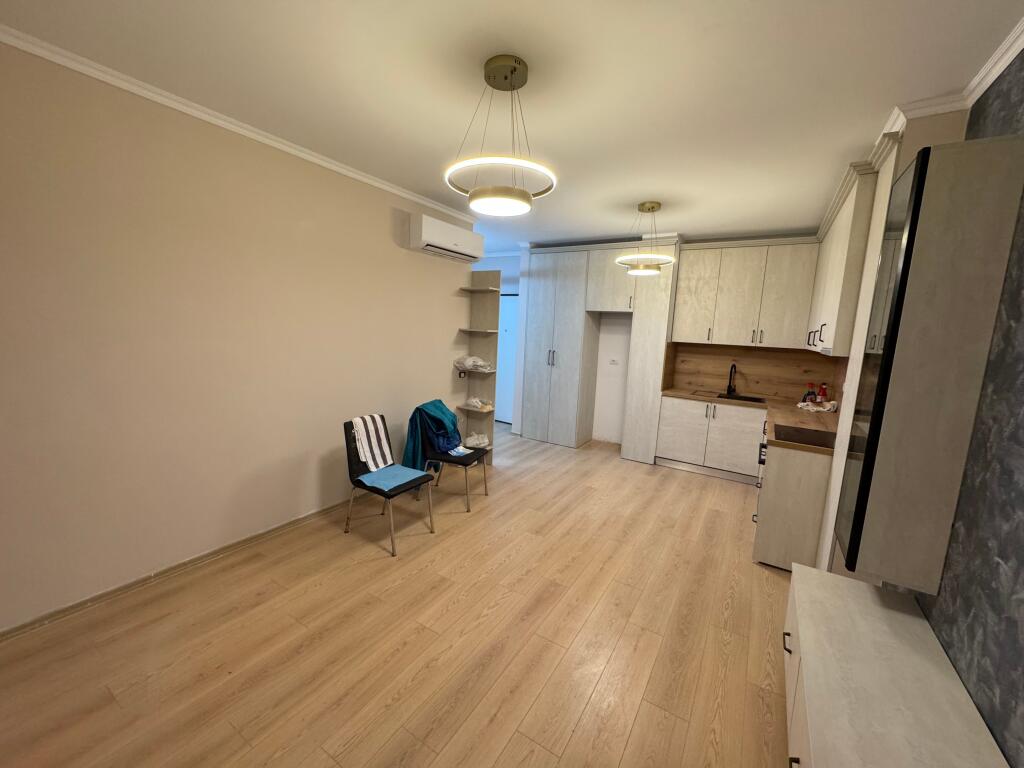 Shitet apartament 1+1 – Jordan Misja, pranë Universitetit Beder  📍 Zona: Jordan Misja, shumë pranë Universitetit Beder 🏢 Kati: 1 🏗️ Pallat i ri (2025) me ashensor 📐 Sipërfaqe: 60 m² 🛋️ Gjendja: Pjesërisht i mobiluar 💶 Çmimi: 155,000 €