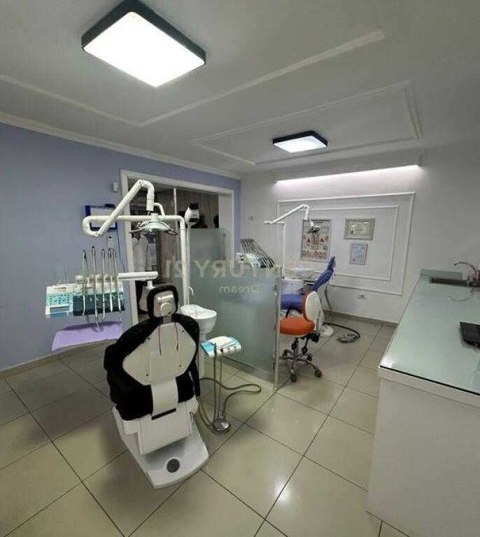 LOCALE COMMERCIALE / CLINICA DENTALE IN VENDITA.