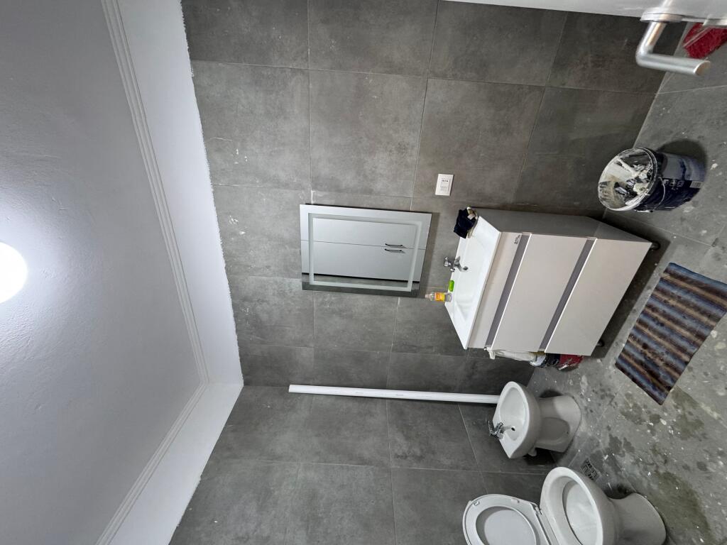 Shitet apartament 1+1 – Jordan Misja, pranë Universitetit Beder  📍 Zona: Jordan Misja, shumë pranë Universitetit Beder 🏢 Kati: 1 🏗️ Pallat i ri (2025) me ashensor 📐 Sipërfaqe: 60 m² 🛋️ Gjendja: Pjesërisht i mobiluar 💶 Çmimi: 155,000 €