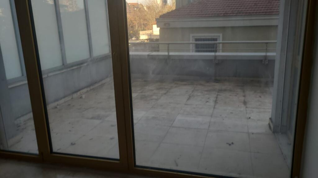 Locale commerciale in affitto 3+1+2 + 28 m2 veranda  (Sky towers)
