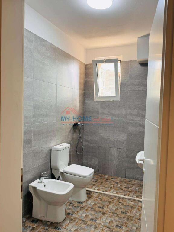 Zyre me qera tek RTSH Tirane