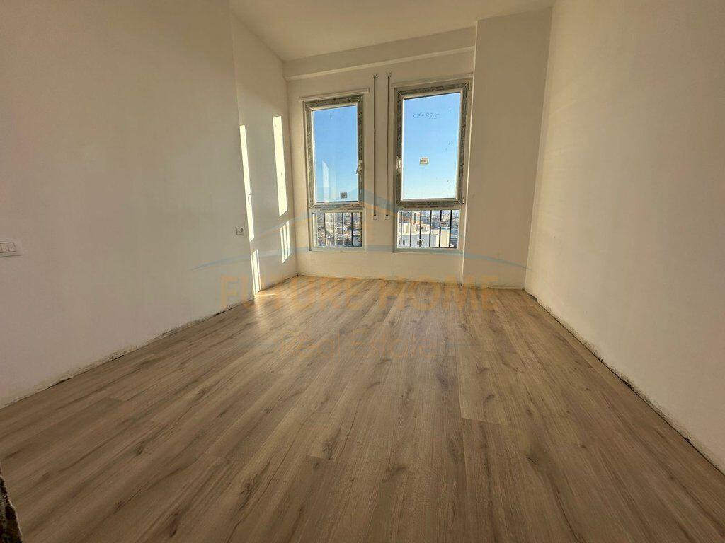 Shitet, Apartament 2+1+2, Rruga 5 Maji, Tiranë.