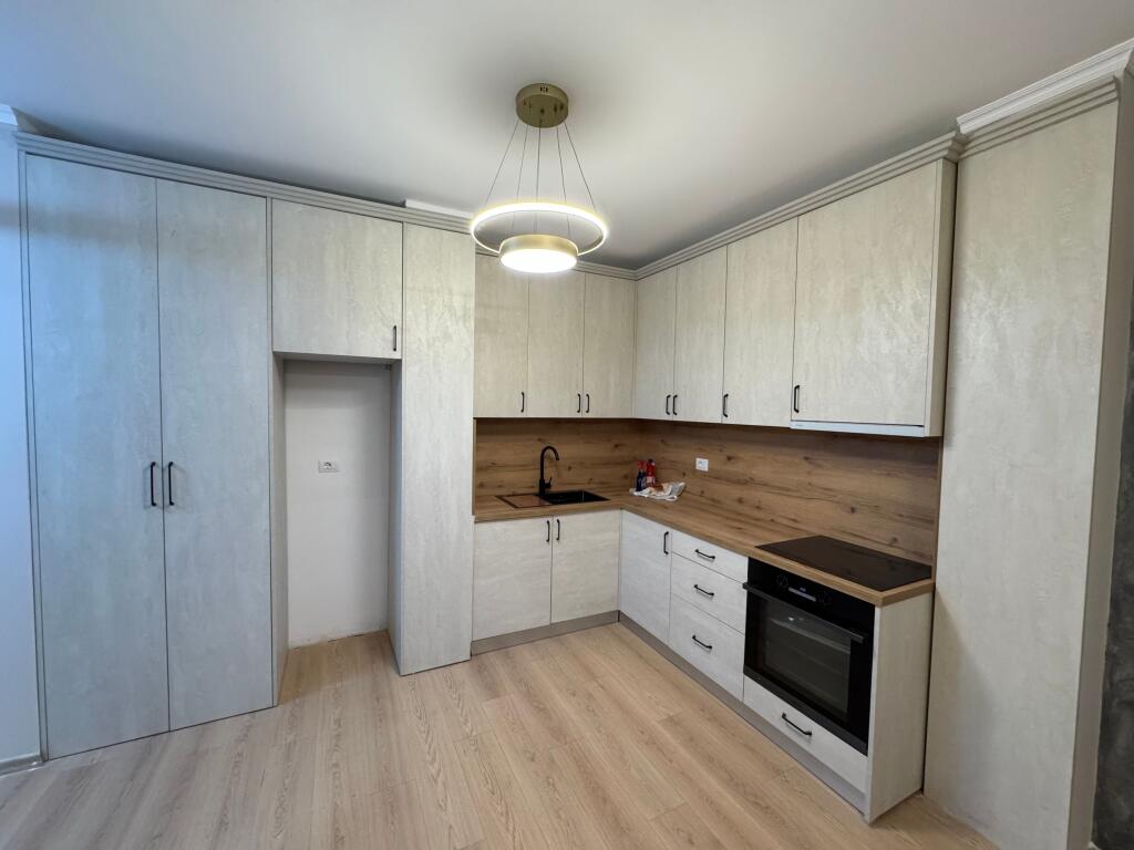 Shitet apartament 1+1 – Jordan Misja, pranë Universitetit Beder  📍 Zona: Jordan Misja, shumë pranë Universitetit Beder 🏢 Kati: 1 🏗️ Pallat i ri (2025) me ashensor 📐 Sipërfaqe: 60 m² 🛋️ Gjendja: Pjesërisht i mobiluar 💶 Çmimi: 155,000 €