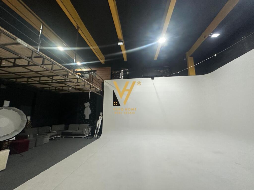 JEPET GODINE KOMERCIALE 300 M2 ME QERA TE 5 MAJI 3.000 EURO