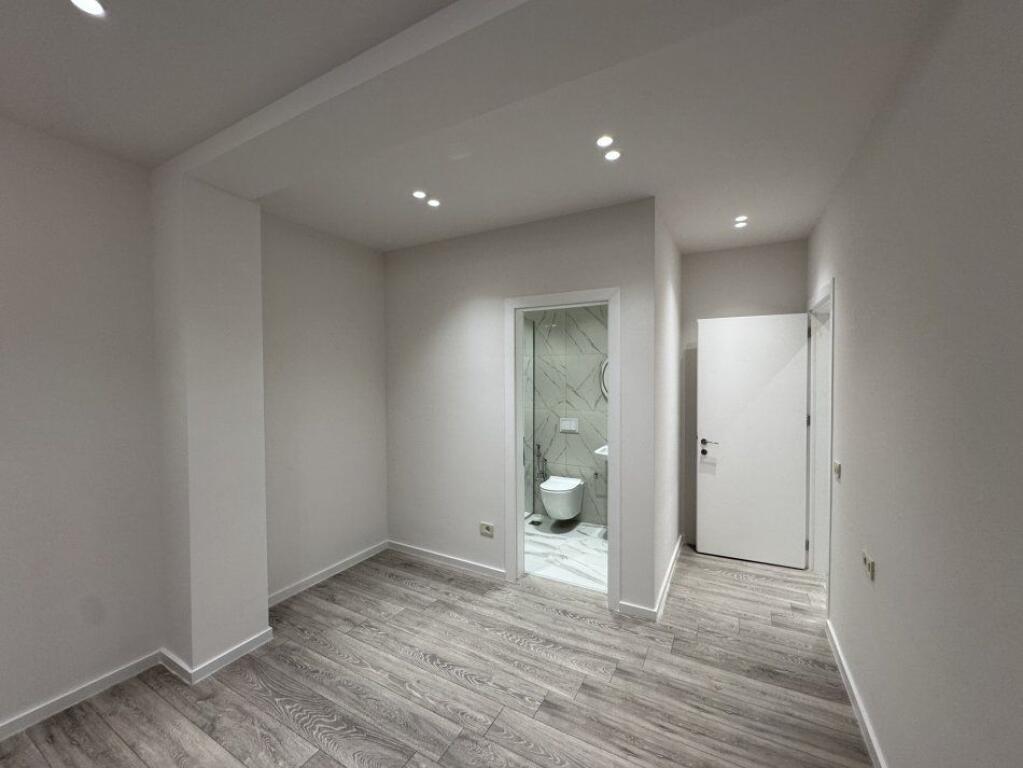 ZYRE ME QERA 200 M2 MINE PEZA 2100 EURO