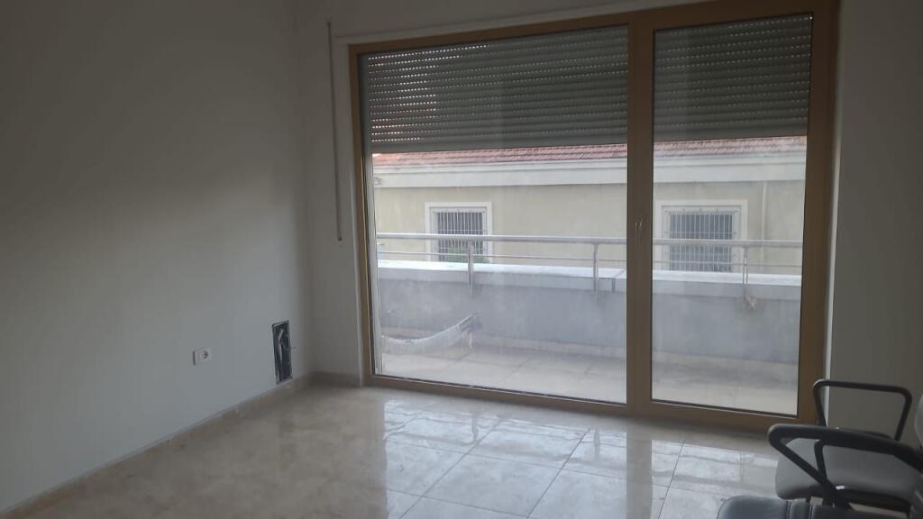 Locale commerciale in affitto 3+1+2 + 28 m2 veranda  (Sky towers)
