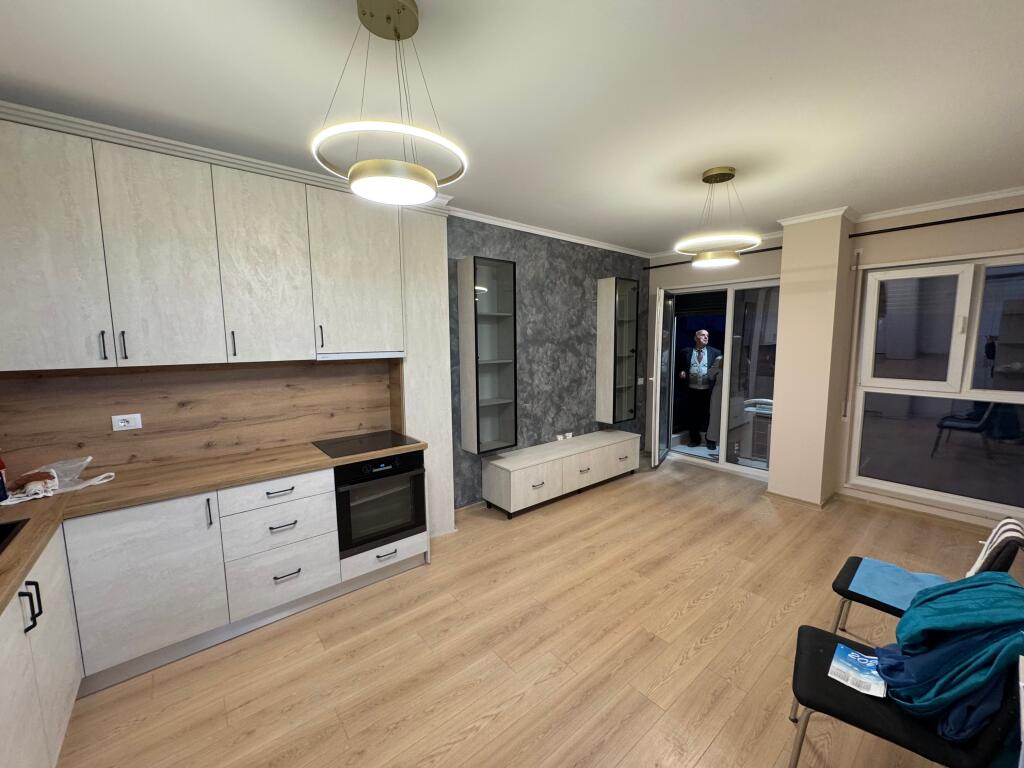 Shitet apartament 1+1 – Jordan Misja, pranë Universitetit Beder  📍 Zona: Jordan Misja, shumë pranë Universitetit Beder 🏢 Kati: 1 🏗️ Pallat i ri (2025) me ashensor 📐 Sipërfaqe: 60 m² 🛋️ Gjendja: Pjesërisht i mobiluar 💶 Çmimi: 155,000 €