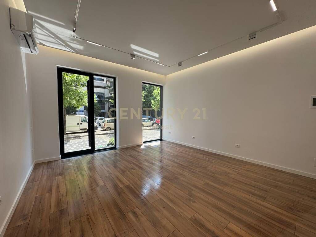 AMBIENT KOMERCIAL ME QIRA , SQUARE 21