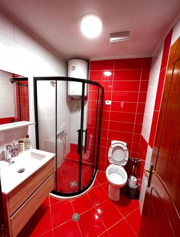 Jepet me qera apartament 2+1, 112 m2 ne Rr. Him Kolli