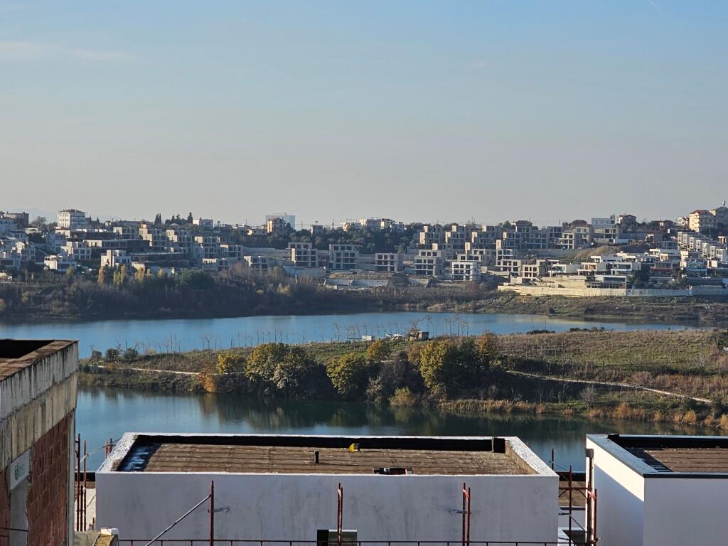 Ne Farke Shitet Apartament 2+1 Me Pamje Relaksuese Nga Liqeni!