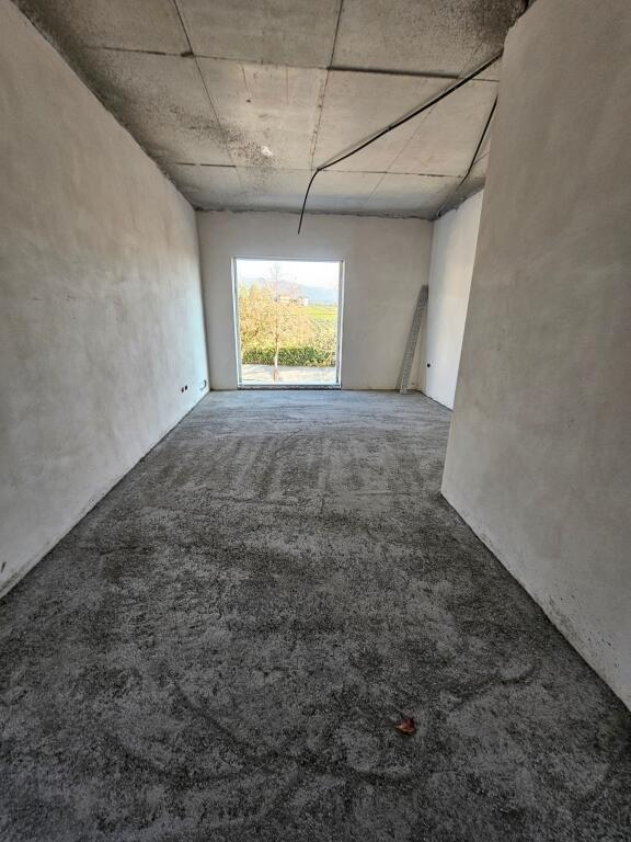 Ne Farke Shitet Apartament 2+1 Me Pamje Relaksuese Nga Liqeni!