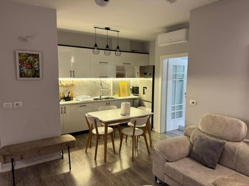 🏡 Appartamento 2+1 in affitto 📍 Posizione: Alla stazione ferroviaria💰 Prezzo: 75000 Lekë