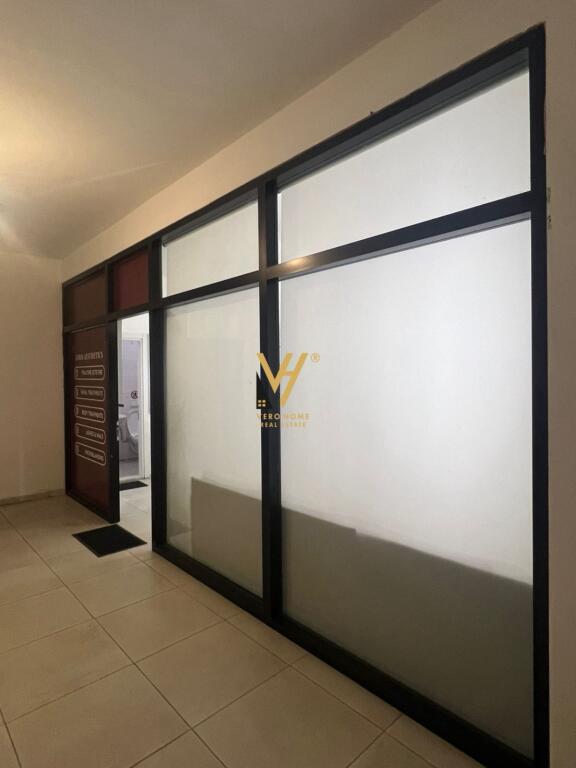 LOCALE COMMERCIALE DI 60 M2 IN AFFITTO PRESSO L'EX PARCO 50.000 LEKE
