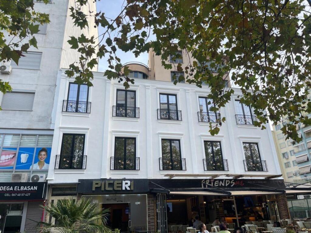 Locale commerciale in affitto Piano 1, 200 m² 1.700 €