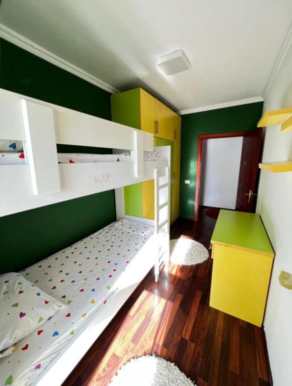 Jepet me qera apartament 2+1, 112 m2 ne Rr. Him Kolli