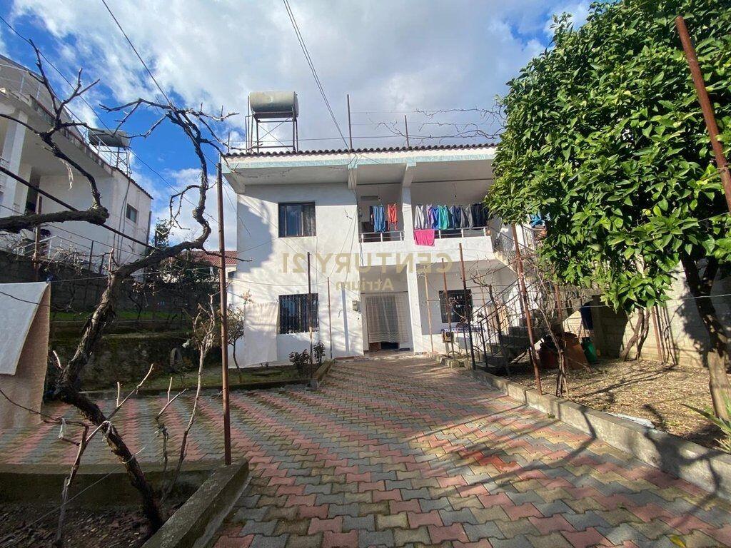 VILLA SU DUE PIANI + TERRENO VICINO AI BINARI DEL TRENO IN VENDITA CON IPOTECA.