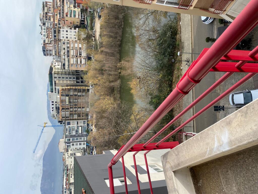 2+1, arredato al lago secco, fronte strada prezzo 750 euro