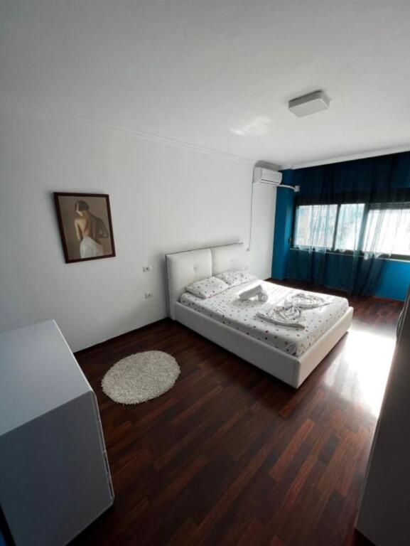 Jepet me qera apartament 2+1, 112 m2 ne Rr. Him Kolli