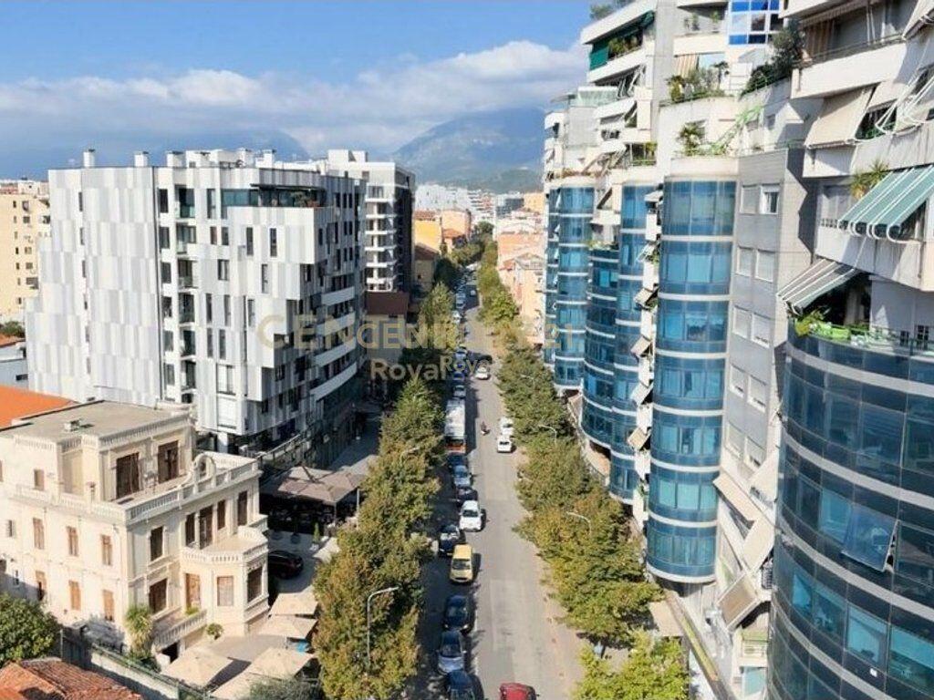 VENDITA AMBIENTE COMMERCIALE PRESSO IL COMPLESSO HALILI