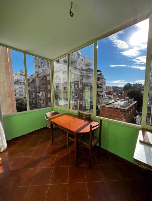 Jepet me qera apartament 2+1, 112 m2 ne Rr. Him Kolli