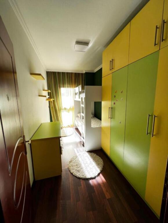 Jepet me qera apartament 2+1, 112 m2 ne Rr. Him Kolli