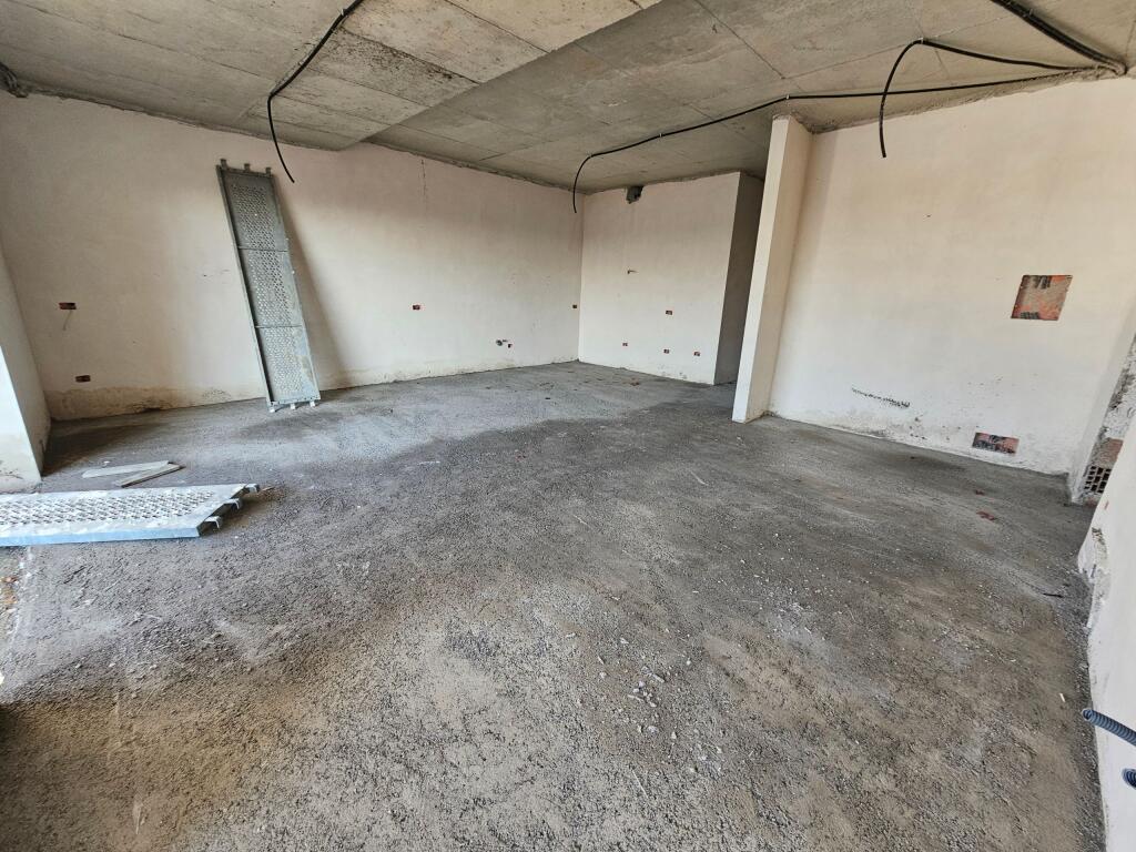 Ne Farke Shitet Apartament 2+1 Me Pamje Relaksuese Nga Liqeni!