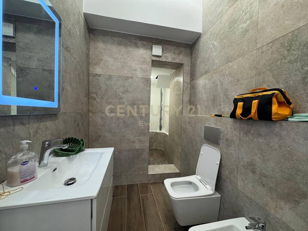 AMBIENT KOMERCIAL ME QIRA , SQUARE 21