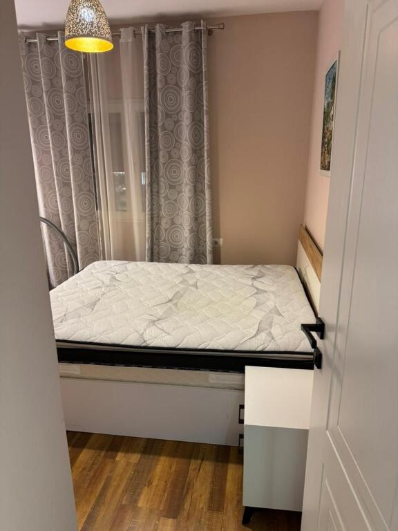 🏡 Appartamento 2+1 in affitto 📍 Posizione: Alla stazione ferroviaria💰 Prezzo: 75000 Lekë