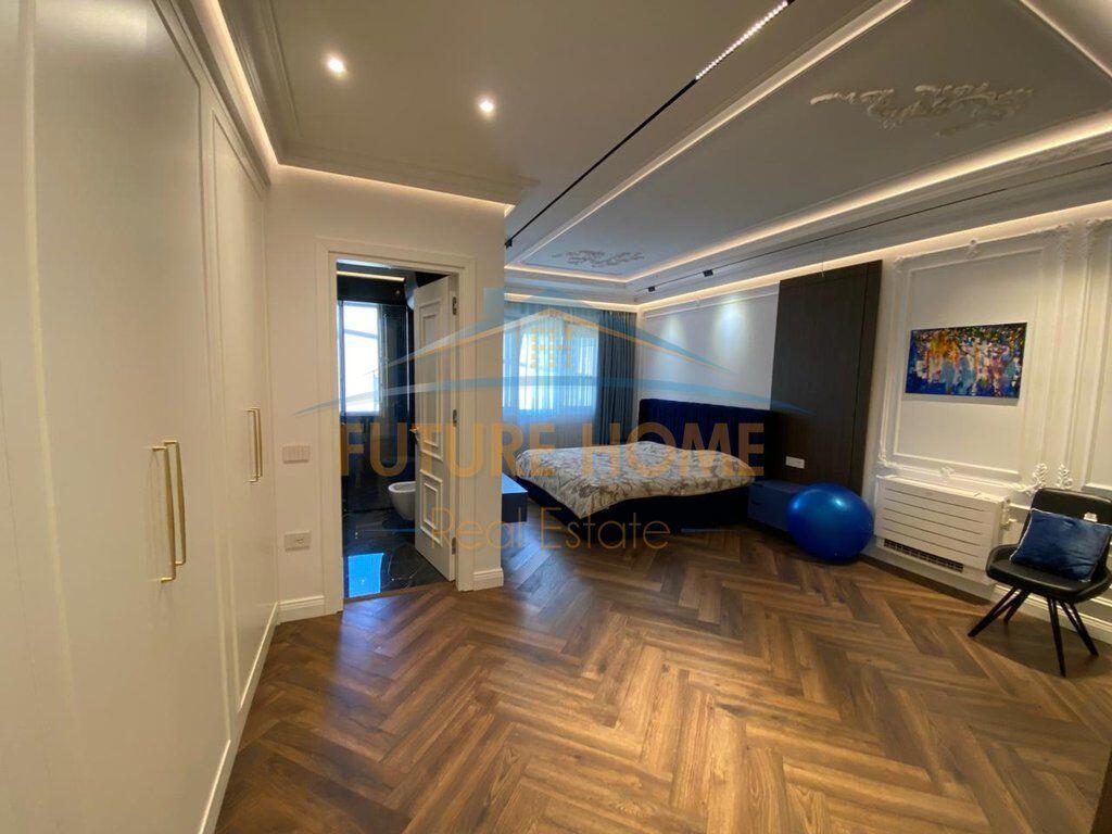 We have a 4+1 apartment with 3+2 parking spaces for sale in the "EURO 3D" Residence, Selitë.