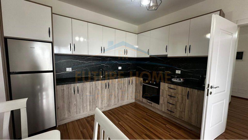 Disponojme apartament te kompleksi “Vila L2”, në zonën e zhvilluar të Unazës së Re, infrastruktura moderne dhe afërsia me çdo shërbim të nevojshëm të përditshëm.