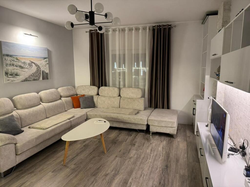 🏡 Appartamento 2+1 in affitto 📍 Posizione: Alla stazione ferroviaria💰 Prezzo: 75000 Lekë