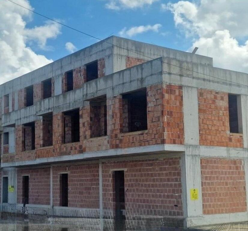 SHITET APARTAMENT 3+1+3 + VERANDË + 2 POSTE PARKIMI, TEK REZIDENCA “CUCI 3” – MJULL BATHORE!