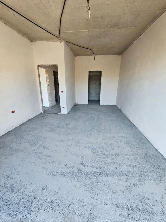 Ne Farke Shitet Apartament 2+1 Me Pamje Relaksuese Nga Liqeni!
