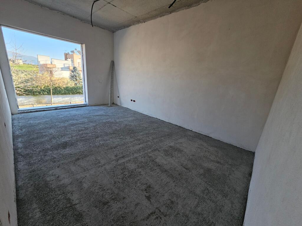 Ne Farke Shitet Apartament 2+1 Me Pamje Relaksuese Nga Liqeni!
