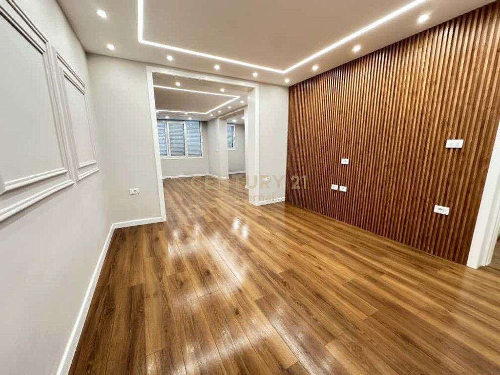 Office for rent in Bllok 1,300 € /Month
