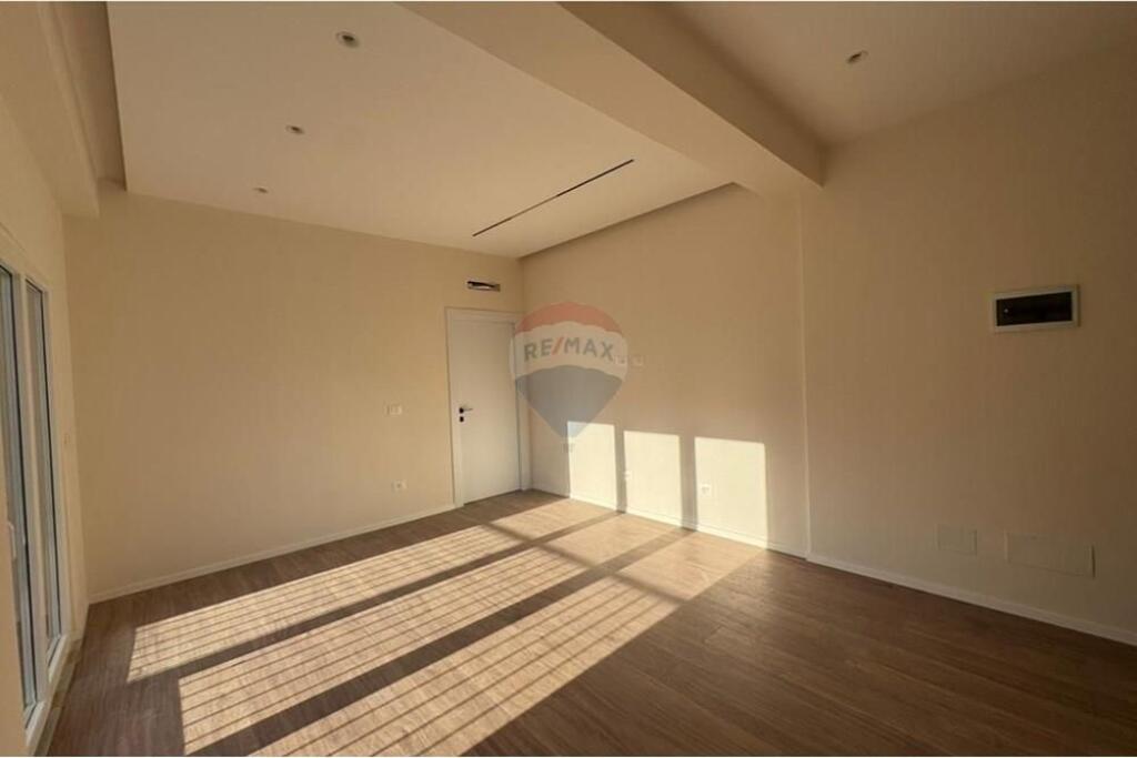 ALI DEMI, PRANE DEPOVE TE UJIT, SHESIM APARTAMENT