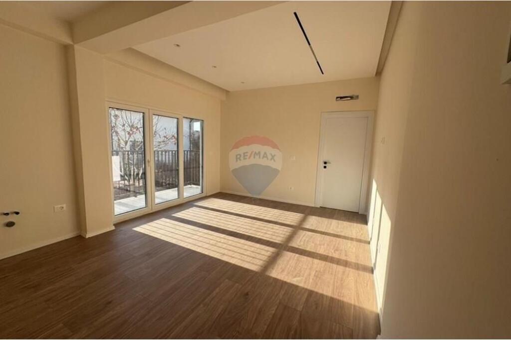 ALI DEMI, PRANE DEPOVE TE UJIT, SHESIM APARTAMENT