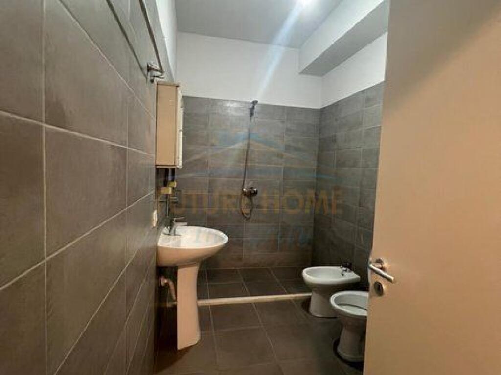 In vendita, Appartamento 1+1, Complesso Mangalem, Tirana.