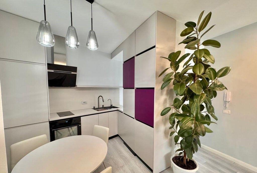 JEPET ME QIRA APARTAMENT 2+1 + POST PARKIMI  – TEK RRUGA E DIBRËS!