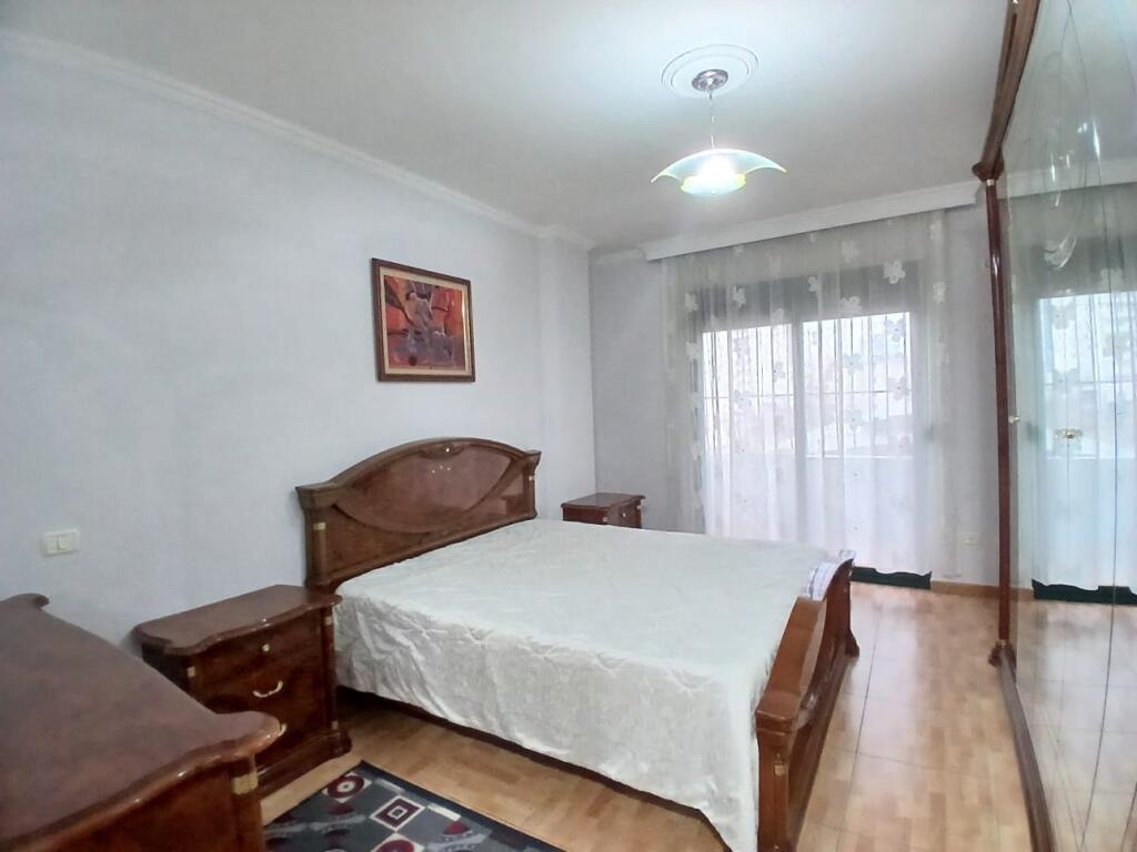 2+1 i mobiluar te roza blu rruge e kavajes,cmimi 600euro