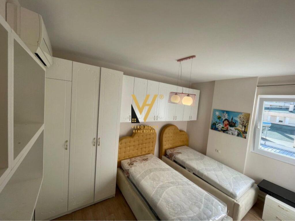 JEPET APARTAMENT 3+1+BLK ME QIRA TE LIQENI I THATE 1.000 EURO