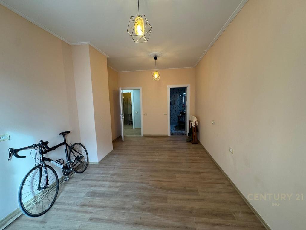 JEPET ME QIRA AMBIENT PER ZYRA TEK LIQENI THATE! 1,500 € /Muaj Sip. Totale  110m2