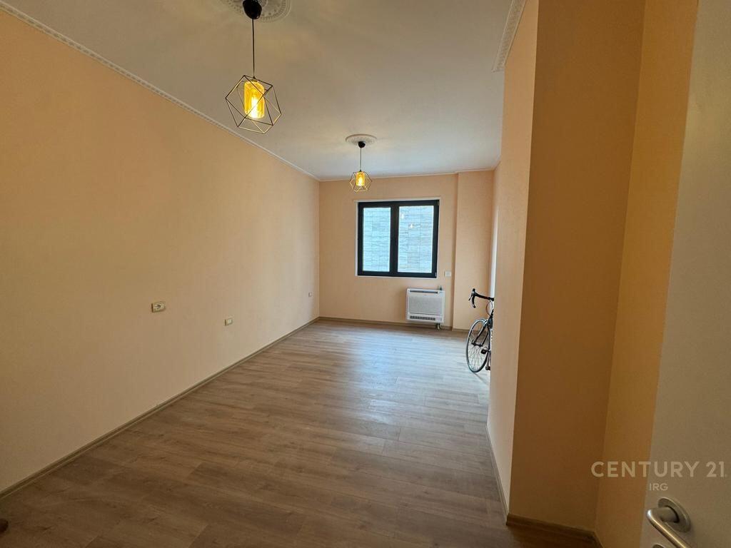 JEPET ME QIRA AMBIENT PER ZYRA TEK LIQENI THATE! 1,500 € /Muaj Sip. Totale  110m2