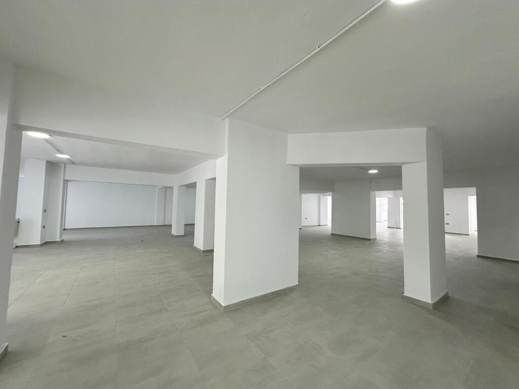 Ambiente Commerciale in Affitto – Laprakë