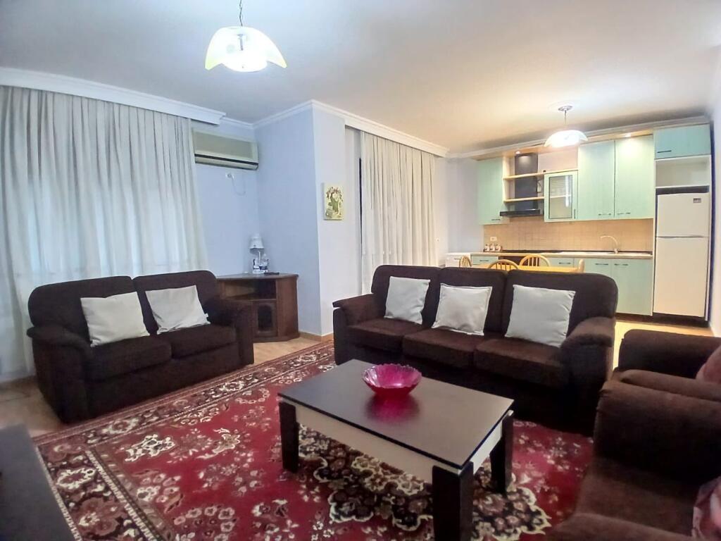 2+1 i mobiluar te roza blu rruge e kavajes,cmimi 600euro