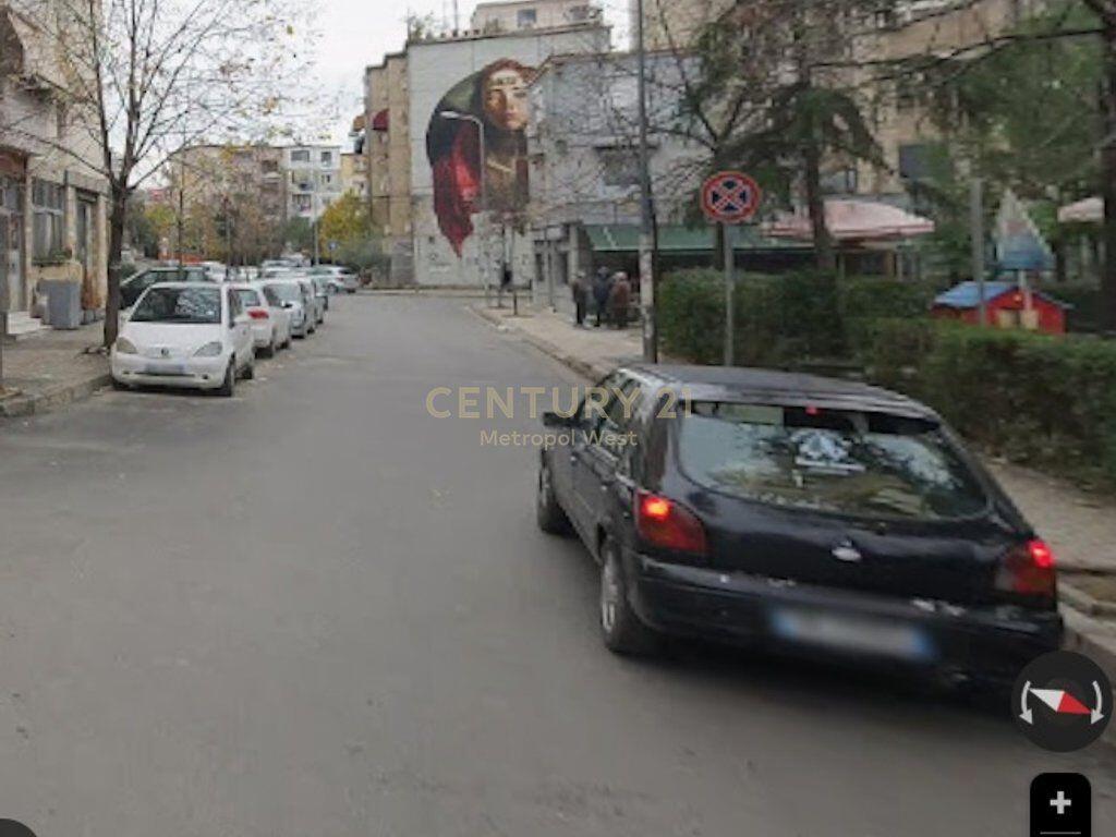 Locale di 85 m² in vendita al piano terra in Via Irfan Tomini con parcheggio!