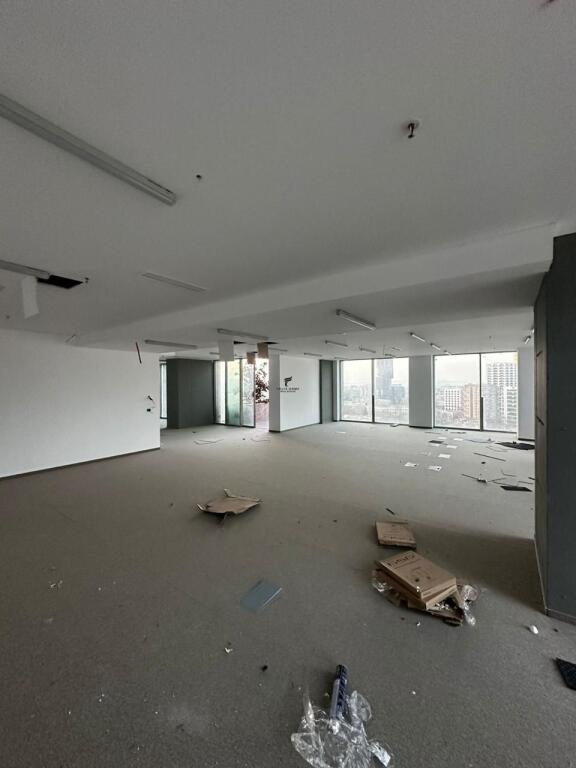 ZYRE ME QERA 550 M2 DOWNTOWN TIRANA 19.250 EURO