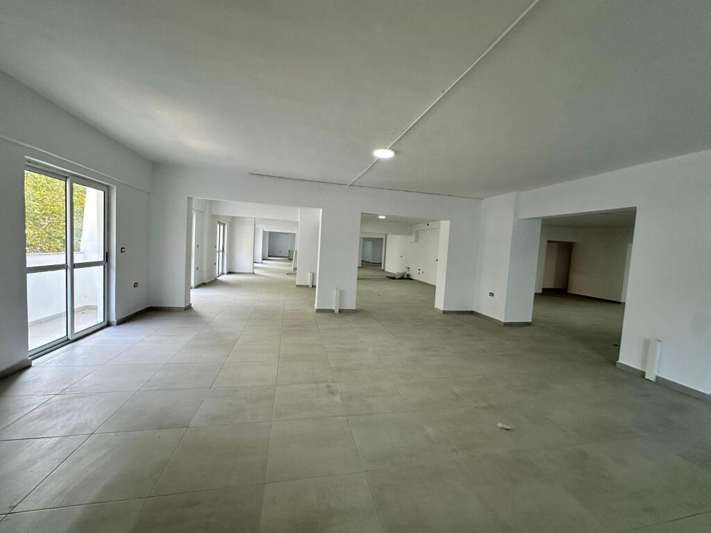Ambiente Commerciale in Affitto – Laprakë