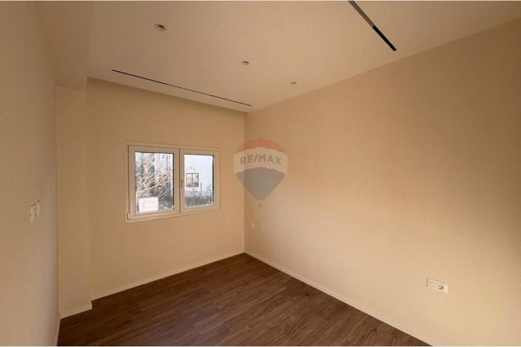 ALI DEMI, PRANE DEPOVE TE UJIT, SHESIM APARTAMENT